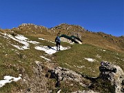 37 Dalla Baita Venturosa del Giacom in decisa salita alla cima Venturosa